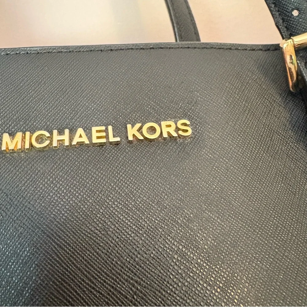 💙Michael Kors Black Tote Bag with Gold Hardware - Picture 3 of 7